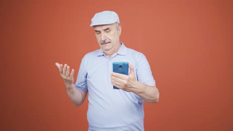 El-Anciano-Que-No-Puede-Usar-La-Aplicación-En-El-Teléfono.